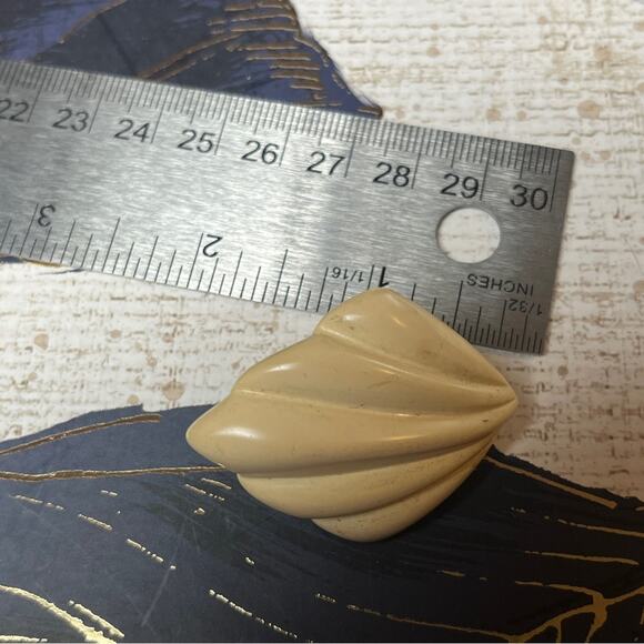 Vintage 70s 80s NAPIER Oversized Cream Shell-Shaped Earrings D1 - Picture 8 of 9